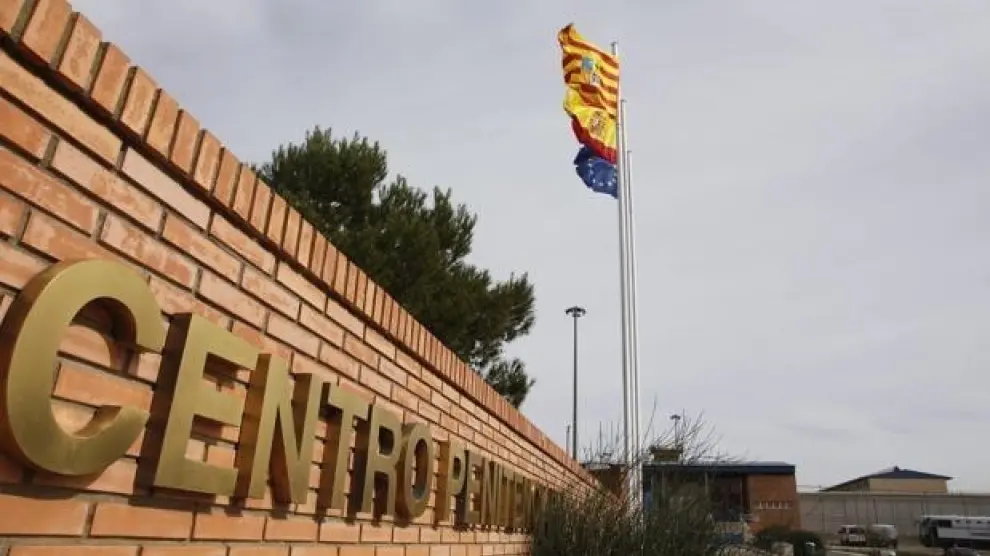 Un preso de aislamiento agrede a 7 funcionarios en la cárcel de Zuera