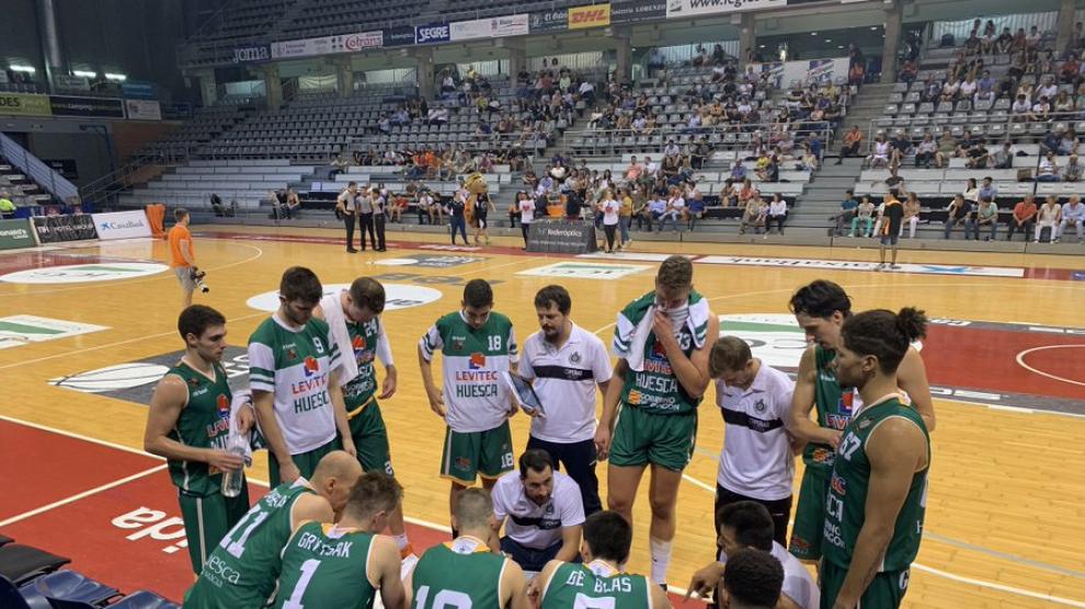 Guillermo Arenas da instrucciones a sus jugadores durante el partido en Lérida.