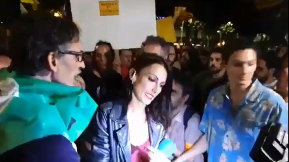 Un momento del vídeo que muestra el ataque a la periodista de Telecinco.