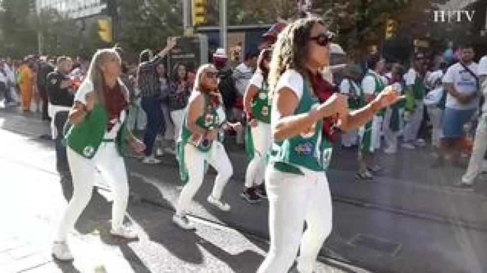 Ganas de fiesta y diversión entre los socios de Interpeñas minutos antes de que la pregonera de este año, Merche Navarro, diera por comenzadas las Fiestas del Pilar para los peñistas que este sábado se dieron cita en la Plaza de España de Zaragoza.