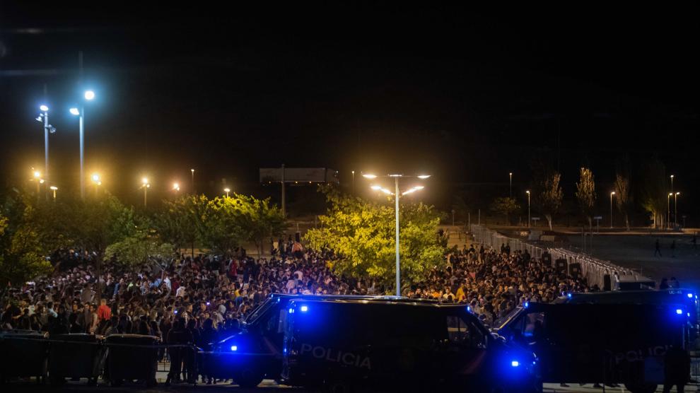 Más de 5.000 jóvenes se concentraron en la explanada habilitada para el habitual botellón a las puertas del Espacio Zity.