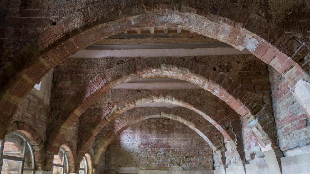 Muros desnudos en la sala capitular a la espera del retorno de los frescos.