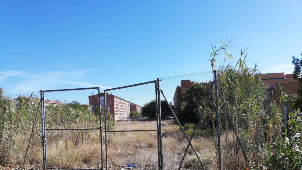 Vista del solar del Actur, junto al colegio José Antonio Labordeta, que os vecinos quieren convertir en 'skate park'