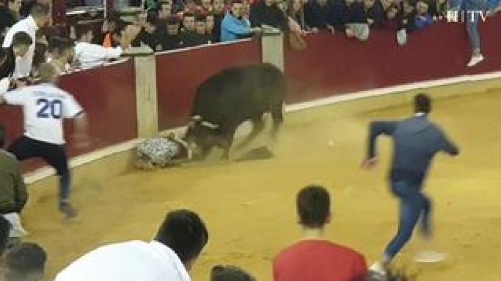 La plaza de toros de la Misericordia, en Zaragoza, ha acogido este viernes una nueva sesión de vaquillas con lleno hasta la bandera. La sexta jornada ha estado protagonizada por los saltos de los mozos, numerosos revolcones y dos vacas accidentadas.