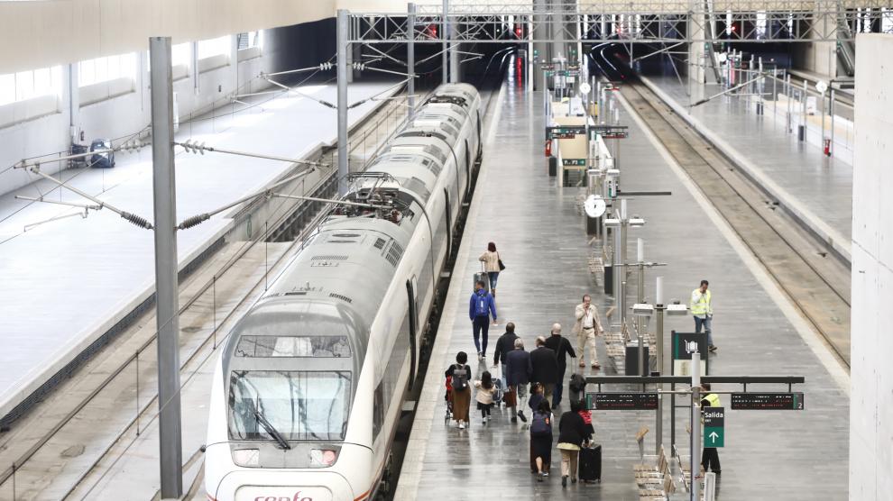El Real Zaragoza, afectado por retrasos de hasta 2 horas en el AVE por los disturbios en Cataluña.