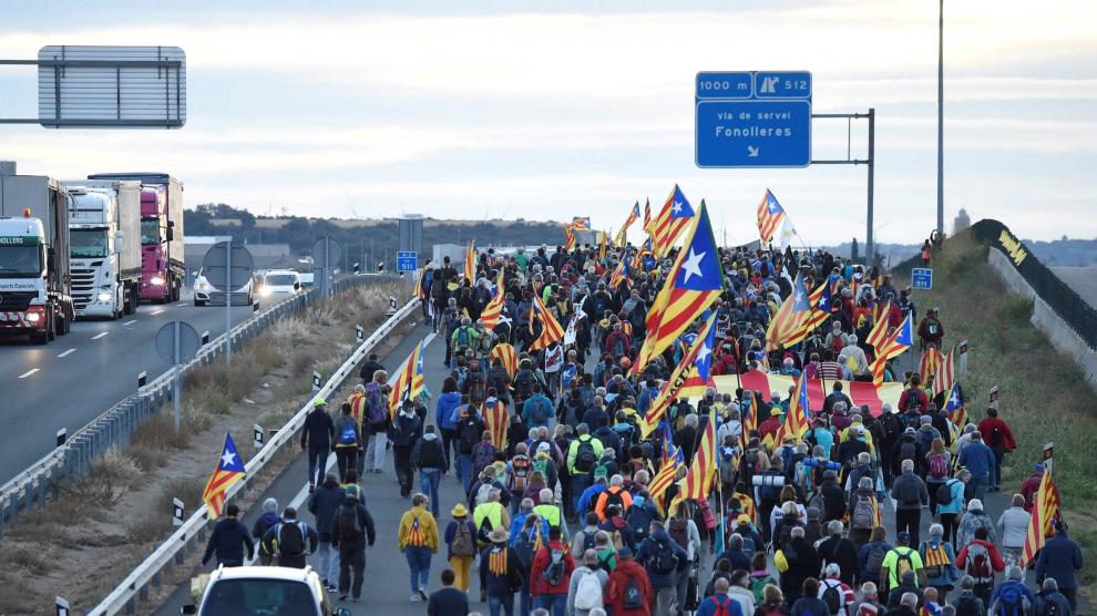 Miles de independentistas se han ido sumando a las cinco 'Marchas por libertad' que avanzan desde distintos puntos de Cataluña hacia Barcelona, a donde llegarán este viernes.