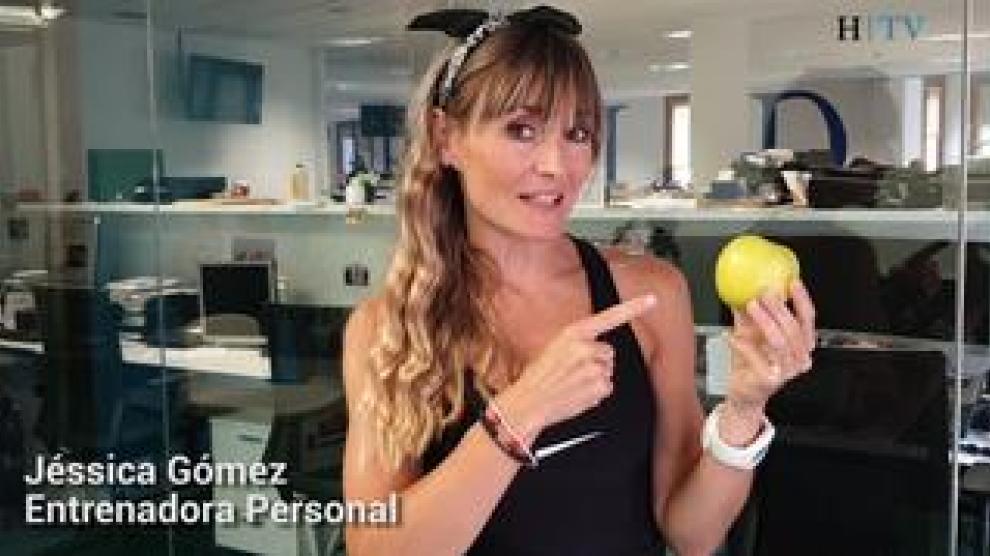 La entrenadora personal Jéssica Gómez enumera las cualidades de la manzana, una fruta que resulta ser recomendable tanto en dietas astringentes como en las necesarias para favorecer el tránsito intestinal.