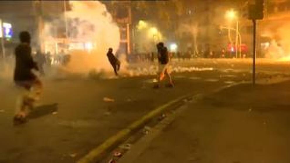 Las Fuerzas de Seguridad consiguieron empujar a los manifestantes radicales que la asediaban hasta la Plaza Urquinaona donde al filo de las 22.00 de este viernes se estaban registrando los enfrentamientos más duros