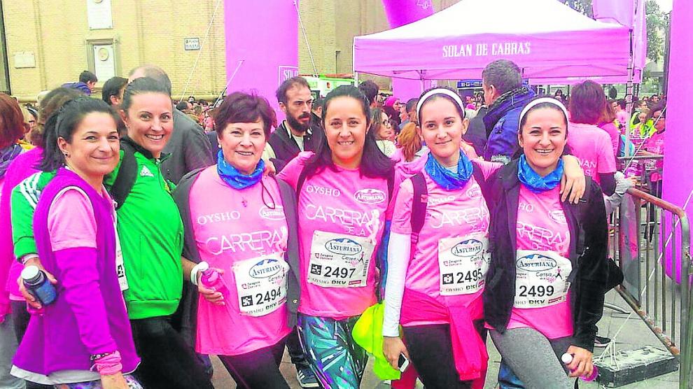 La atleta serrablesa junto con su madre y sus cinco hermanas en la Carrera de la Mujer 2016