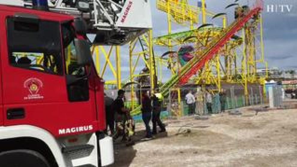 Cuatro usuarios han podido bajar por su propio pie de la atracción 'Selva Encantada' a través de una escalera de emergencia, mientras que nueve personas, montadas en tres vagones distintos a una altura de hasta 10 metros, han tenido que ser evacuadas por los bomberos.