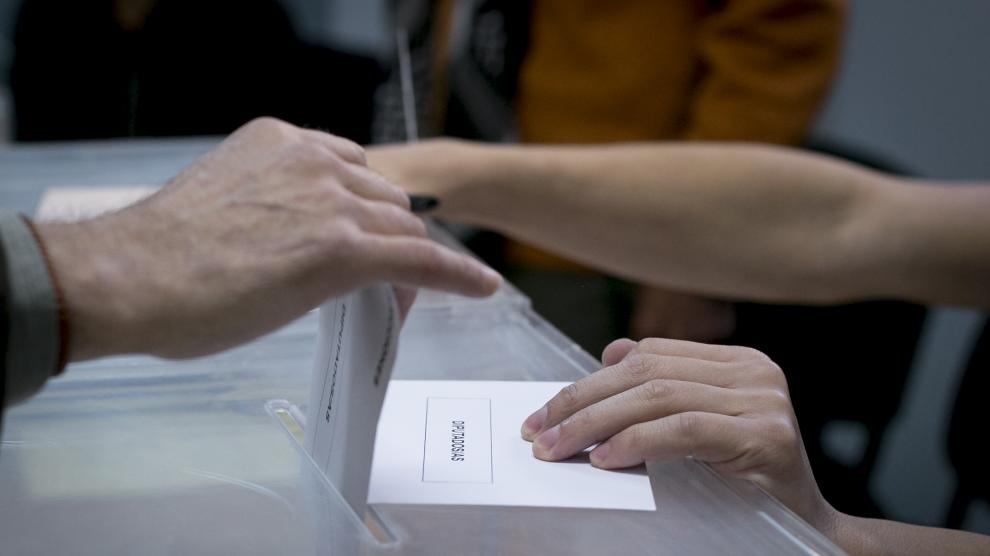 Votación en un colegio electoral de Zaragoza el pasado 28 de abril.
