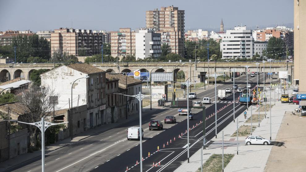 Un tramo de la acera a la derecha de la avenida Cataluña está reformada mientras que la parte izquierda sigue sin reformar.