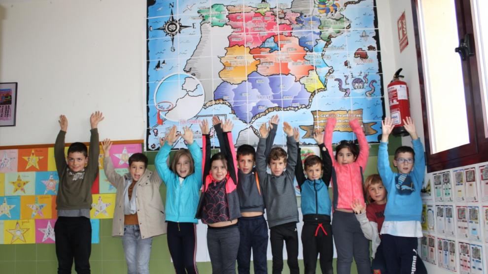 Alumnos del colegio Moncayo de Tarazona junto al mapa del proyecto 'El camino de PiEFcitos'.