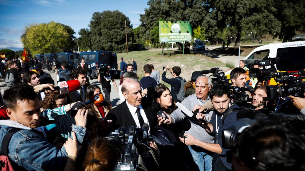 Francis Franco (d) atiende a los medios tras asistir a la exhumación.