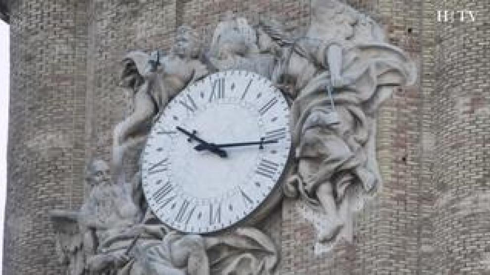 Las nuevas tecnologías han transformado los relojes de iglesias e instituciones, restando romanticismo. Sin embargo, todavía hay localidades que se resisten a lo automático y siguen cambiando la hora a mano.