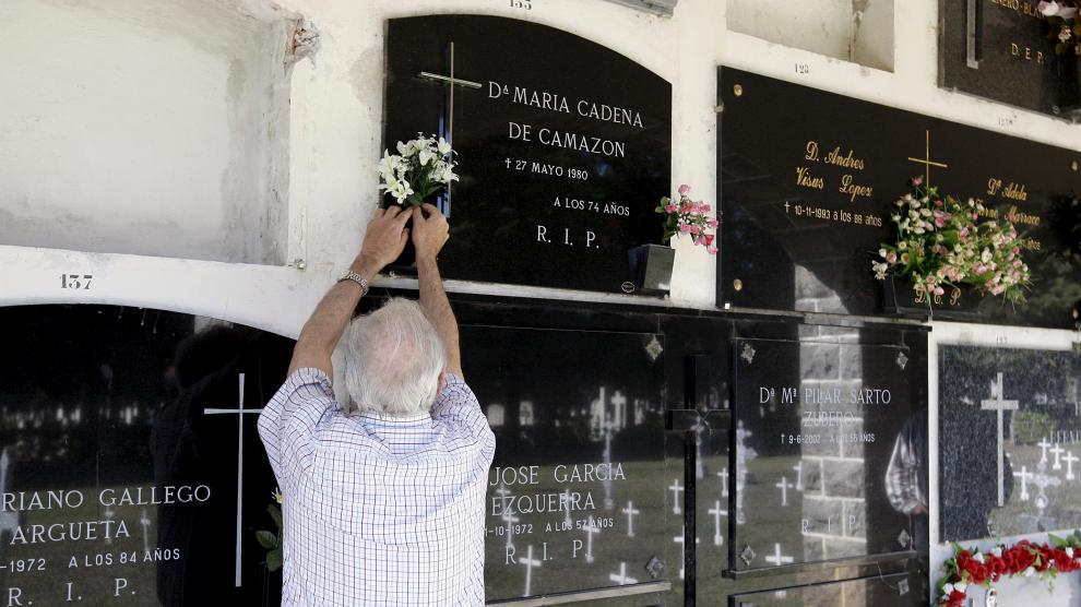 Luis Ballarín, ante el nicho de sus tíos María Cadena y Antonio Camazón, en el cementerio de Jaca.