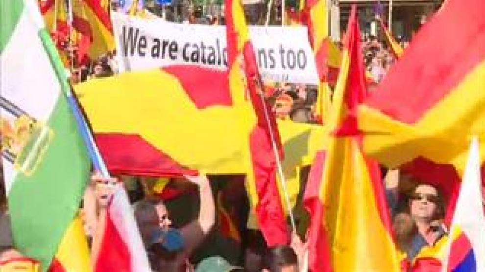 Decenas de miles de personas han tomado hoy las calles de Barcelona para pedir la unidad de España. La marcha constitucionalista ha sido convocada por Sociedad Civil Catalana bajo el lema: "Por la concordia por Cataluña, basta".
