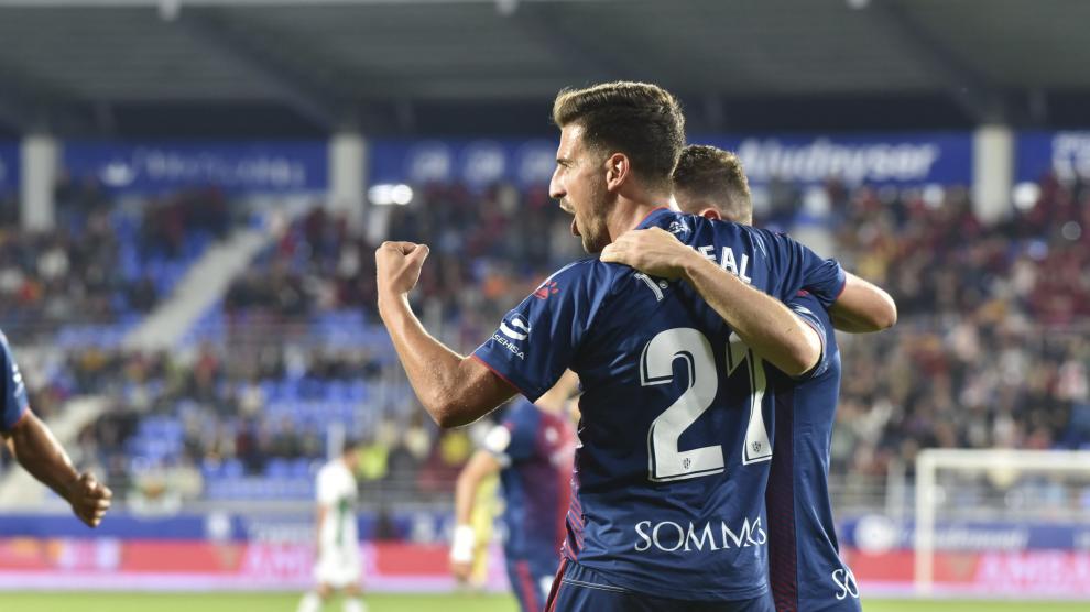Juan Carlos Real celebra el gol que ha marcado al Elche en El Alcoraz.