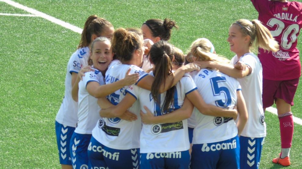 Las jugadoras del equipo celebran uno de los goles.
