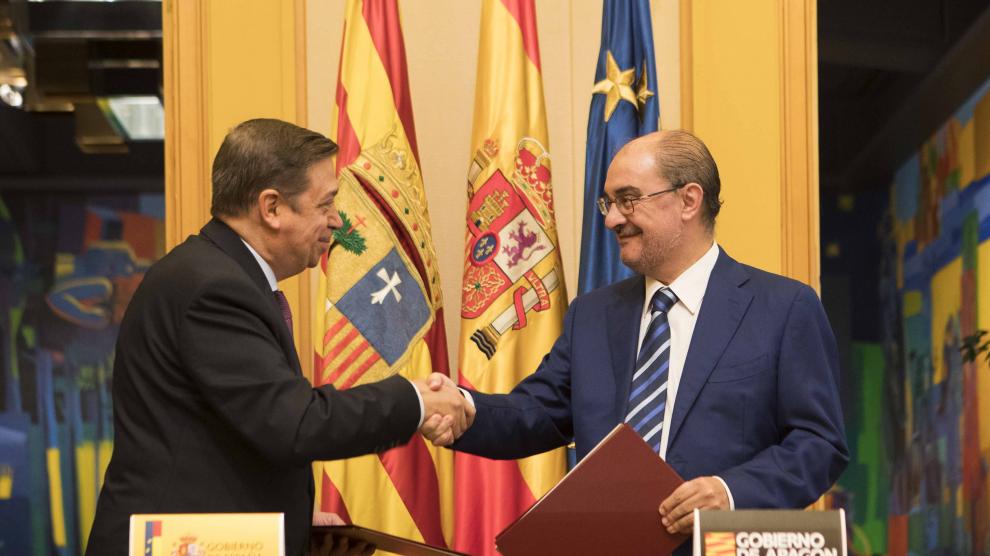 El ministro de Agricultura, Luis Planas, y el presidente aragonés, Javier Lambán, tras la firma del protocolo de intenciones del Fite, este lunes, en la DGA.