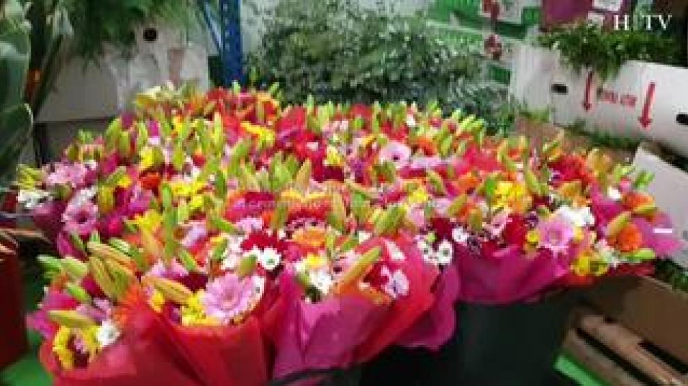 Rosa, crisantemo o gladiolo son tres de los tipos de flores más demandados estos días, sin olvidar el clavel o la margarita.