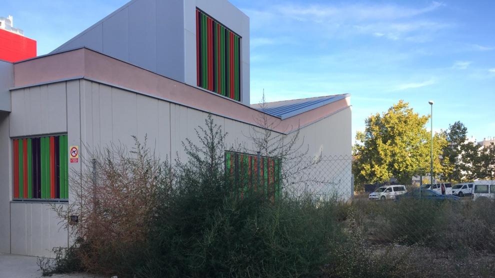 La ampa del colegio Zaragoza Sur protesta por el mal estado del entorno del centro.