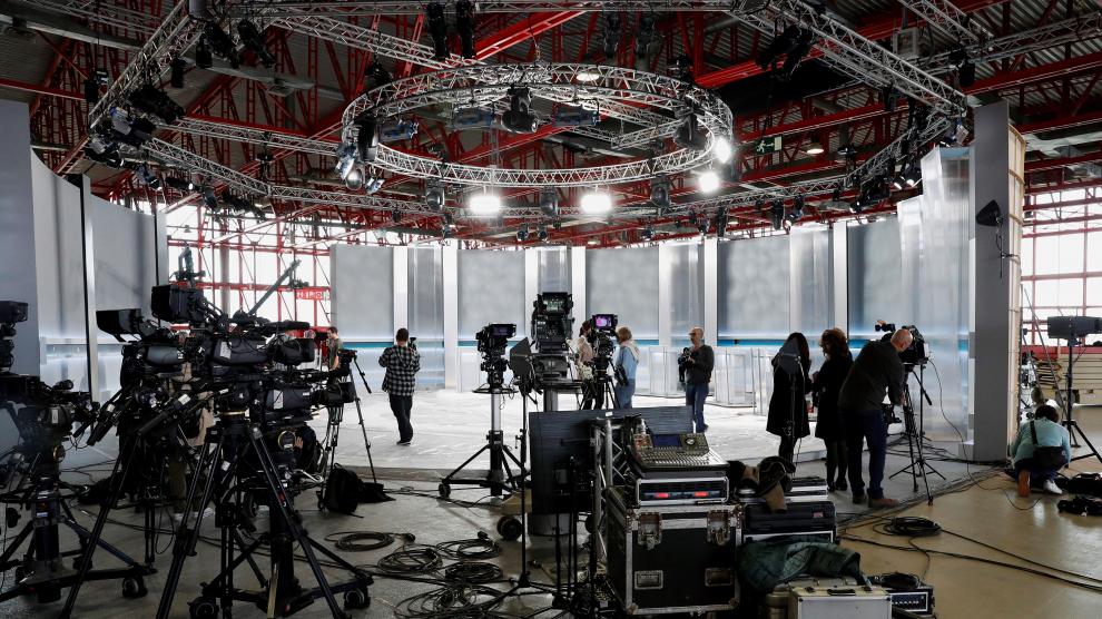 Vista del plató del debate electoral para el próximo lunes en el Pabellón de Cristal de la Casa de Campo de Madrid.