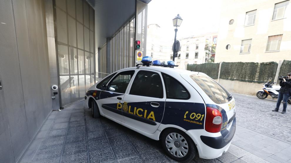 Rodrigo Lanza llega a los juzgados en un coche de la Policía Nacional.