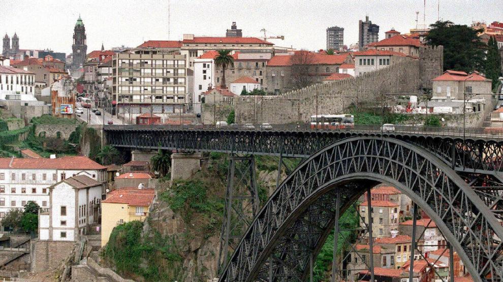 Una vista de Oporto, con el puente de Don Luis y la muralla medieval.