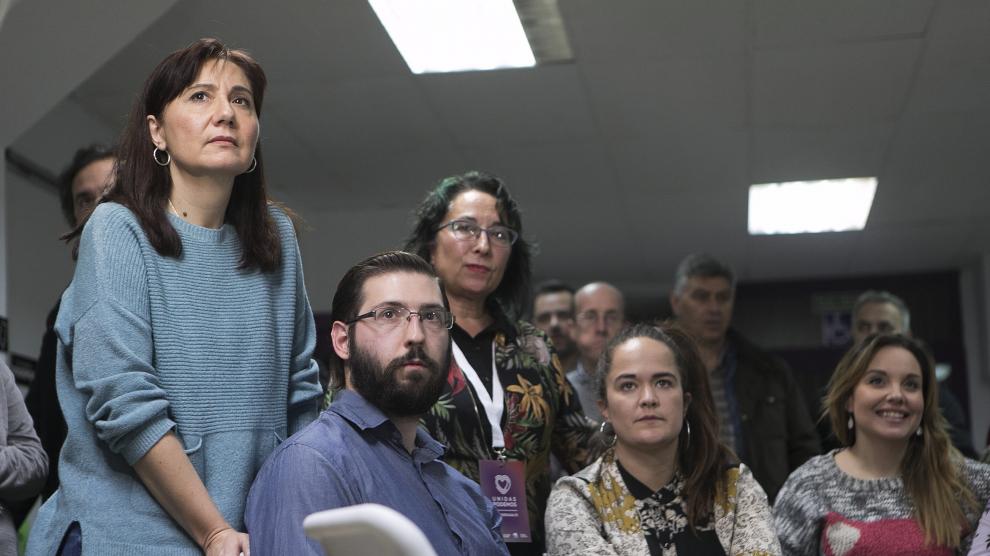 La candidata de Unidas Podemos al Senado, Yolanda Sancho (de pie, a la izquierda), con otros compañeros del partido cuando han escuchado a su líder Pablo Iglesias.