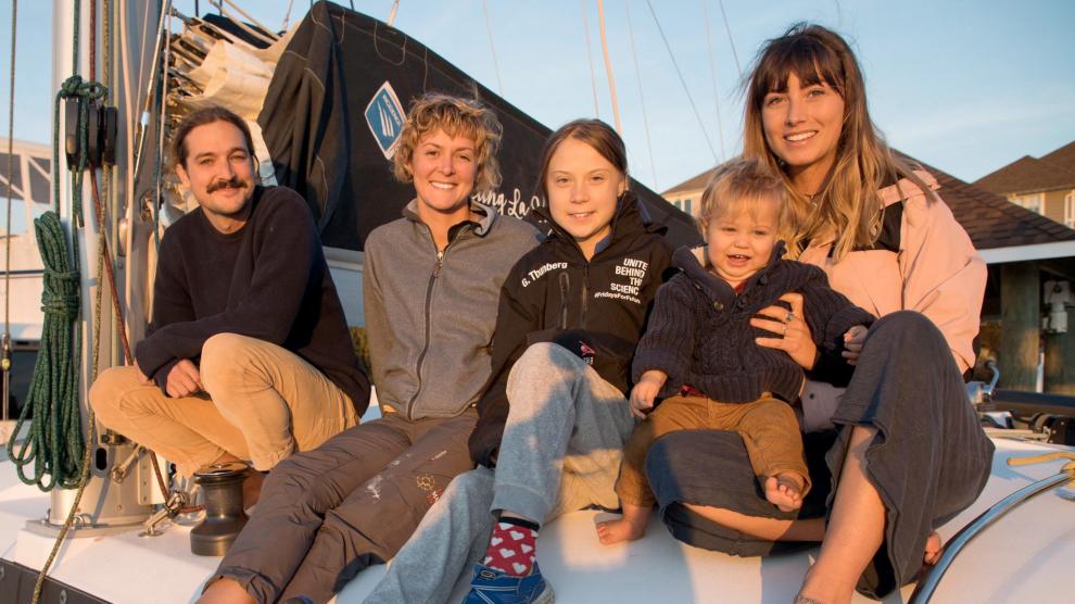 Greta Thunberg posa sobre la cubierta del catamarán La Vagabonde que la traerá a España