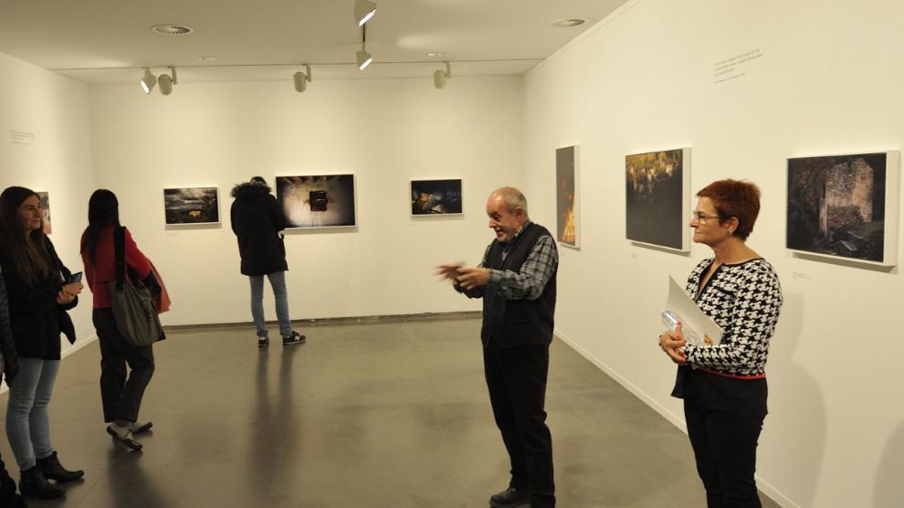 El fotógrafo José Manuel Navia, durante una visita guiada a la exposición junto a la diputada provincial Maribel de Pablo.