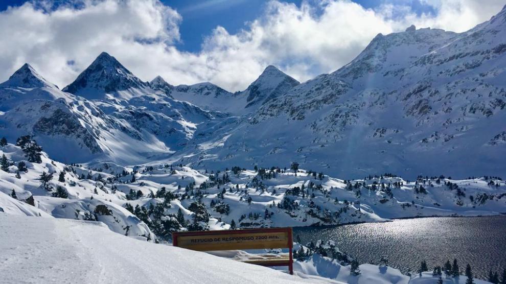 Así están los refugios de montaña del Pirineo oscense tras las repetidas nevadas.