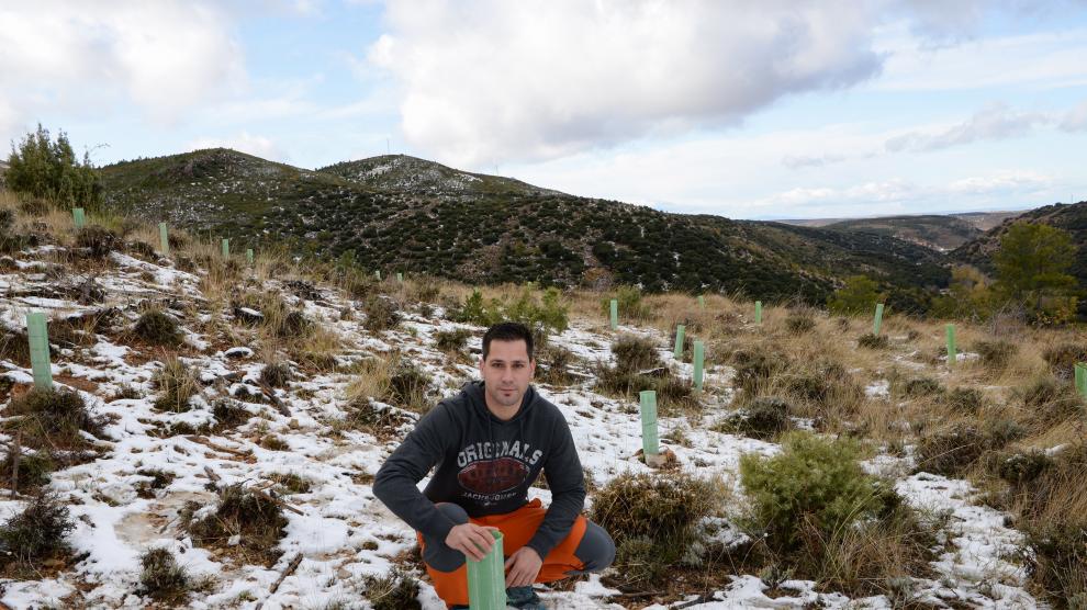 Aitor Lozano, alcalde de La Zoma, junto a uno de los árboles que han plantado los vecinos