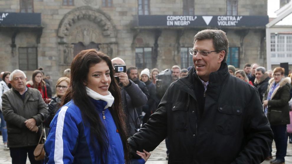 Juan Carlos Quer y su hija Valeria reciben el cariño de centenares de personas en el minuto de silencio celebrado por Diana el pasado sábado.