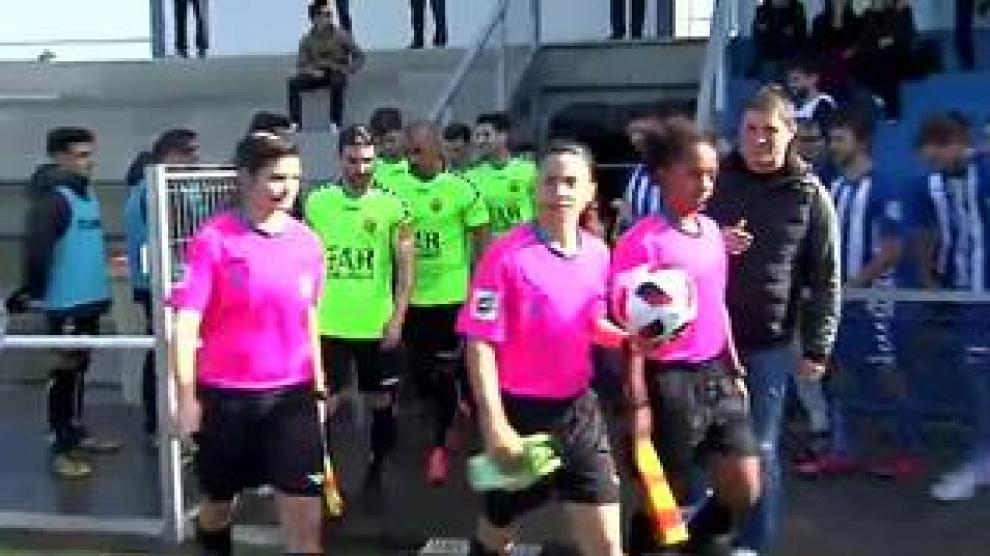 Alexandra García tiene 18 años y muchas ganas de que llegue el próximo partido. Nada le va a quitar las ganas de hacer lo que le gusta, arbitrar partidos de fútbol, a pesar de los insultos machistas que recibió la pasada jornada en un partido de juveniles en Madrid. Su madre, Mercedes Nuño, decidió grabar una parte de los insultos y difundirlos en las redes sociales.