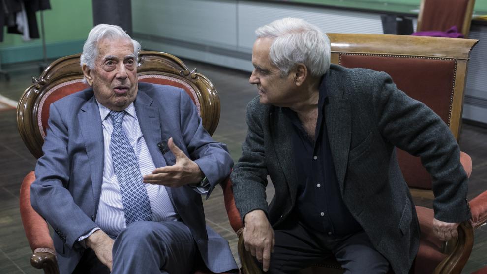 Mario Vargas Llosa y Juan Cruz, en la Universidad de Zaragoza.