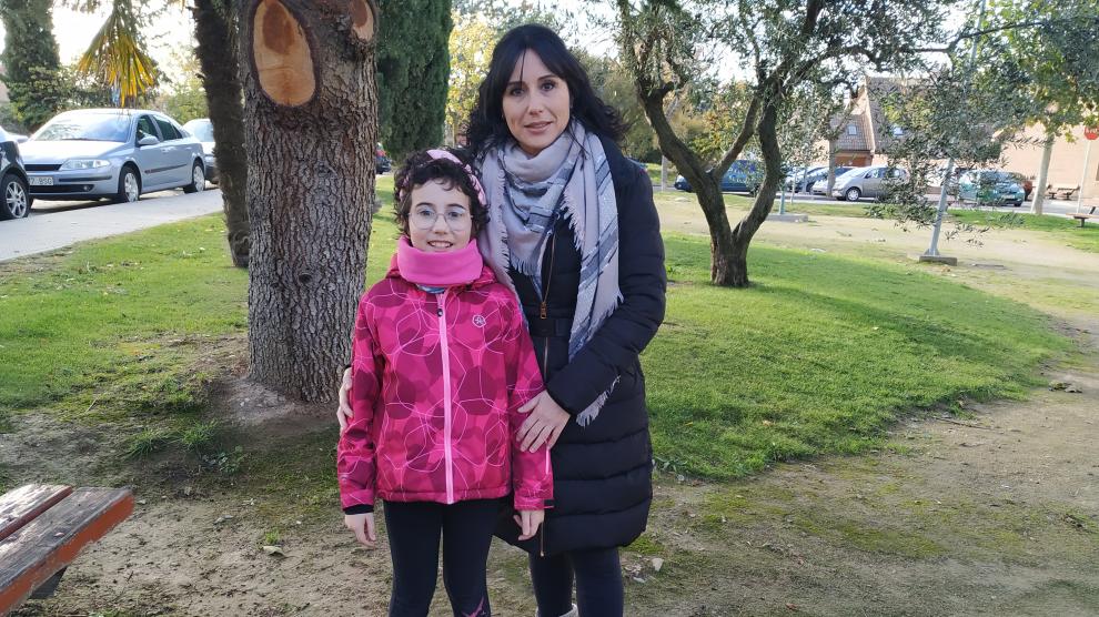 Nora y su madre Silvia, en un parque de Tarazona.