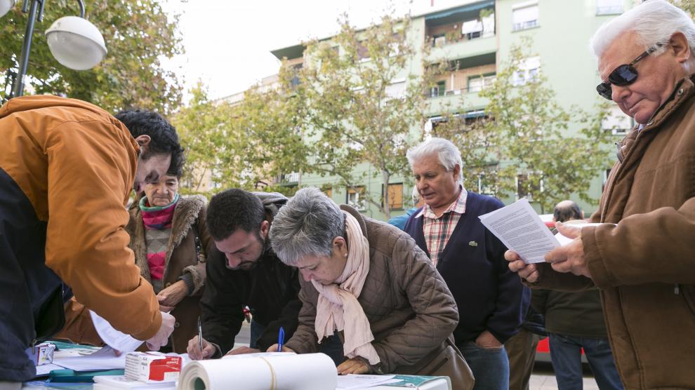Varias personas firman contra el ICA en Torrero