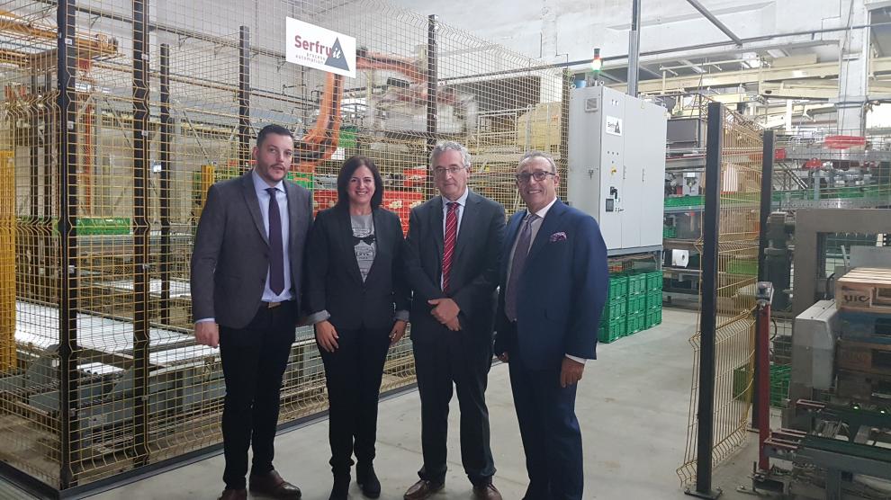 Responsables de Patatas Gómez, con el consejero de Agricultura, Joaquín Olona, y la directora general de Promoción e Innovación Agroalimentaria, Carmen Urbano, ayer en las nuevas instalaciones de la empresa en Mercazaragoza.
