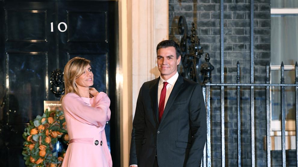 El presidente Pedro Sánchez y su mujer Begoña Gómez a las puertas del número 10 de Downing Street