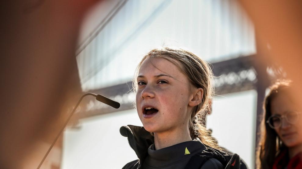 La joven activista sueca Greta Thunberg pronuncia un discurso a su llegada al muelle de Santo Amaro en Lisboa (Portugal)