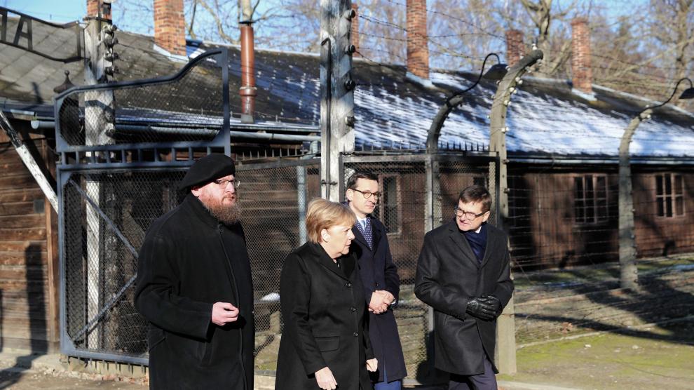 Oswiecim (Poland), 06/12/2019.- German Chancellor Angela Merkel (2-L) and Polish Prime Minister Mateusz Morawiecki (2-R) with Director of the Auschwitz-Birkenau State Museum Piotr Cywinski (L) and Vice Director Andrzej Kacorzyk (R) attend to the Auschwitz-Birkenau Memorial and Museum of former Nazi German concentration and extermination camp in Oswiecim, Poland, 06 December 2019. Polish Prime Minister Mateusz Morawiecki and German Chancellor Angela Merkel will visit the Memorial ahead of 75th anniversary of the death camp's liberation. (Polonia) EFE/EPA/ANDRZEJ GRYGIEL POLAND OUT German Chancellor ANgela Merkel in former Nazi German concentration camp Auschwitz