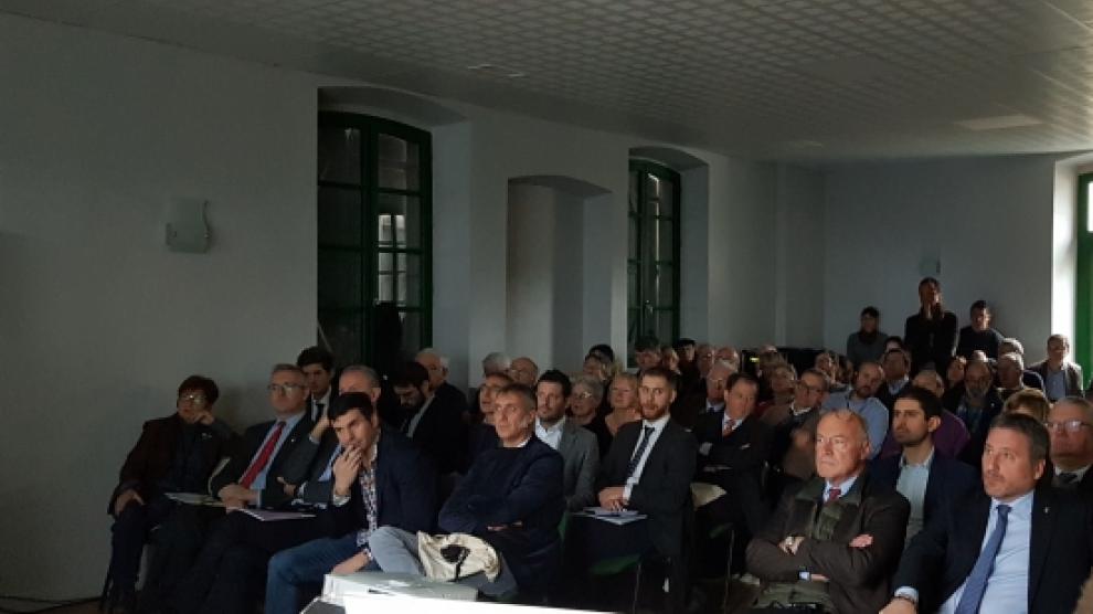 La sala del Ayuntamiento de Accous estuvo llena con 70 personas que asistieron a la jornada de presentación del Libro Blanco del ferrocarril Pau-Canfranc-Zaragoza.