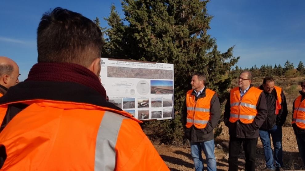 El consejero José Luis Soro, en su visita a la carretera de Fuendejalón.