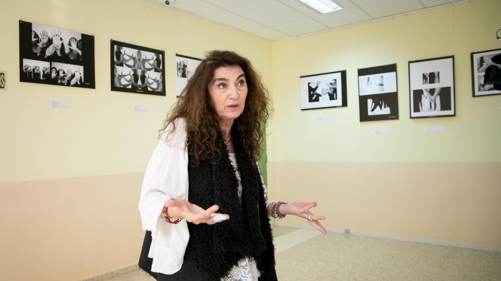 Beatriz Benabarre, responsable del programa, ayer en la inauguración de la exposición en el centro sociocultural de la prisión de Zuera.