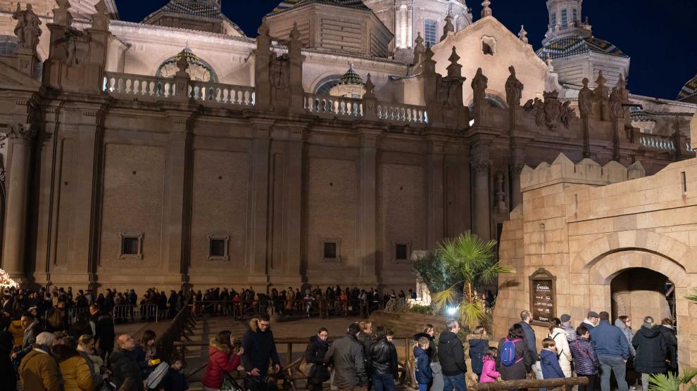El belén de la Plaza del Pilar tuvo una gran fila toda la tarde de ayer.