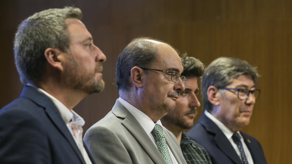 Firma pacto de gobierno en las Cortes de Aragón. Javier Lambán PSOE, Arturo Aliaga PAR, José Luis Soro CHA, Nacho Escartín, Podemos