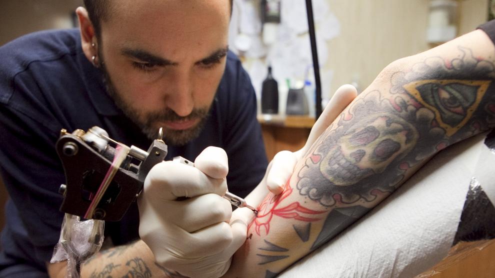 TATTOOS - NUEVAS TENDENCIAS EN DISEÑO DE TATUAJES - livrariaunesp