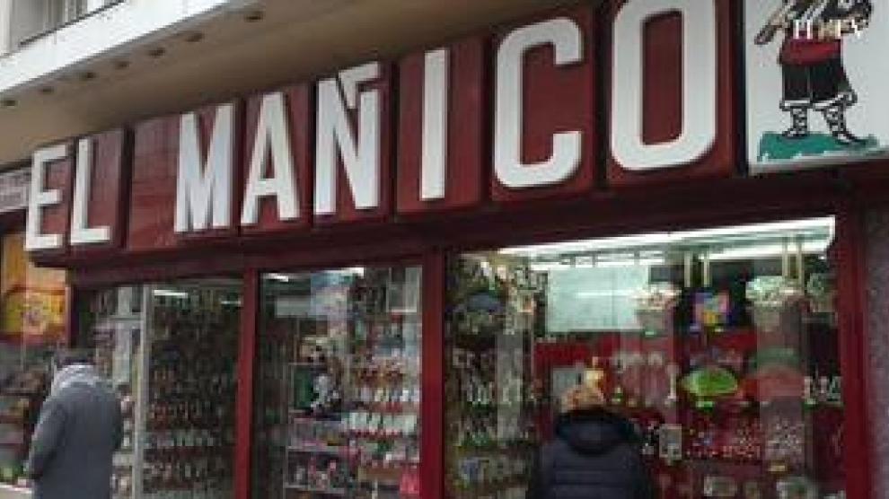 La calle Alfonso I de Zaragoza pierde uno de sus negocios de referencia, 'El Mañico', que cerrará este lunes 6 de enero, después de 50 años vendiendo recuerdos de la ciudad
